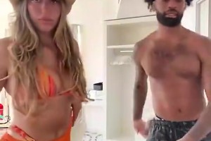 今天轰进绝平三分！科比·怀特此前和自己性感的女友自拍😍