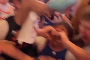 🎉我们要打凯尔特人！一起来感受尼克斯球迷的疯狂氛围！